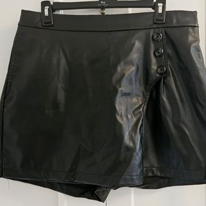 New With tags, women's pleather scort. 2xl